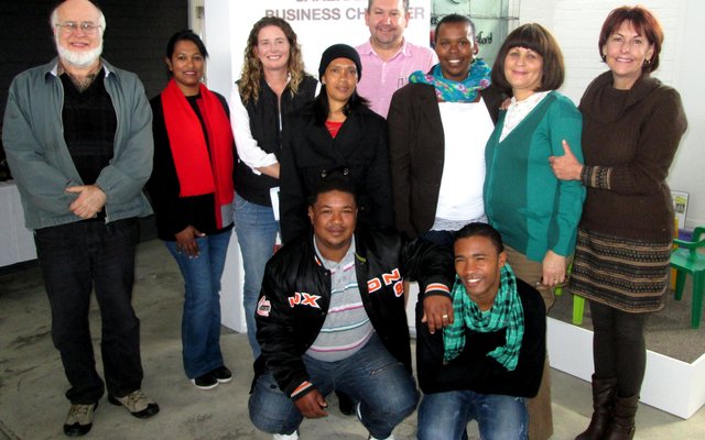 Agter vlnr: Awie Steenkamp (mentor), Maureen Valentine (Gansbaai Toerisme ). Entrepreneurs: Chereen vd Merwe, Lavine Fisher,  Philip Swanepoel, Margaret Prins, Nadia Carolissen (AHI), Rene Beukes (ondervoorsitter Gansbaai Sakekamer), Julian Sauls en Heinrich Jansen.